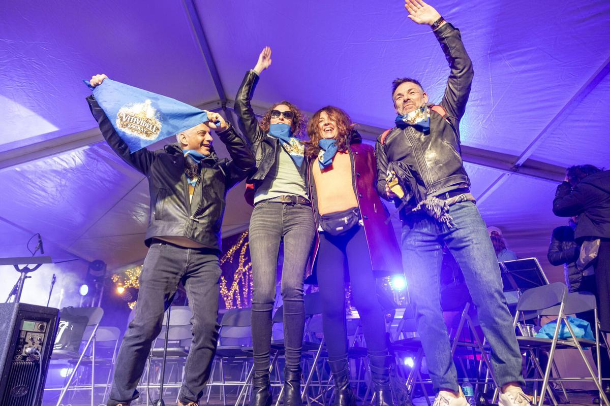 FOTOS | Las cofradías rinden un emotivo minuto de silencio por las víctimas del accidente de Córdoba: "Hemos decidido continuar con las fiestas para celebrar la vida"