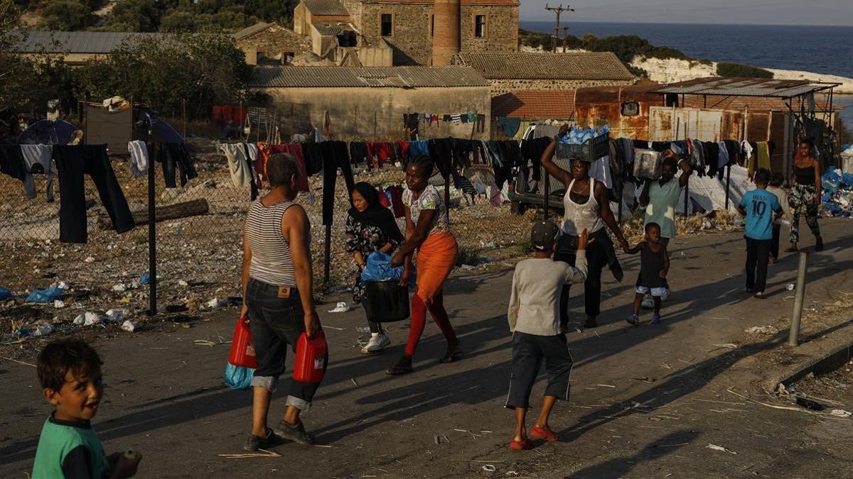 Inmigrantes sobreviven en un edificio inhabitado de la isla griega de Lesbos tras el incendio del campo de Moria.