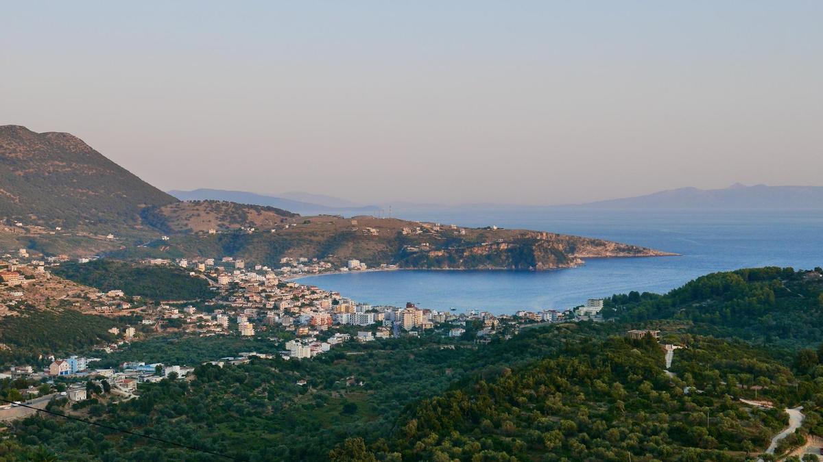 Himare y la riviera al atardecer