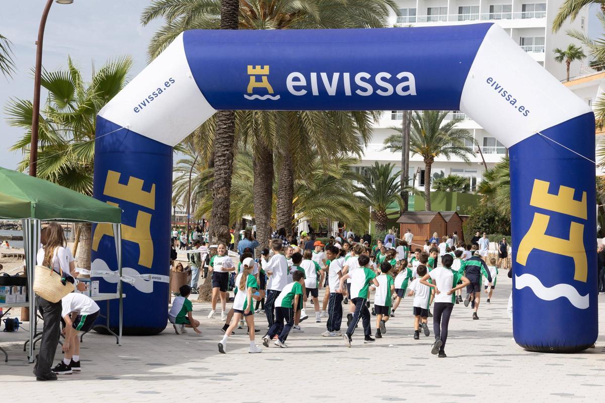 Alumnos del Colegio Mestral en la carrera solidaria en el Paseo de Figueretas.