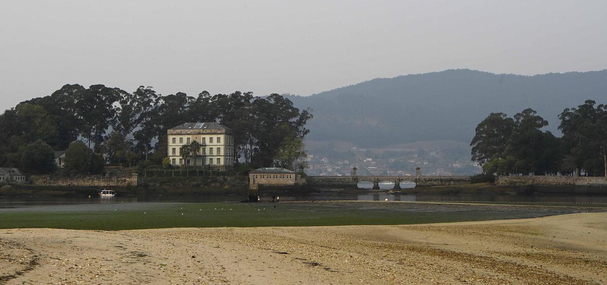 La isla de San Simón desde la playa de Cesantes.