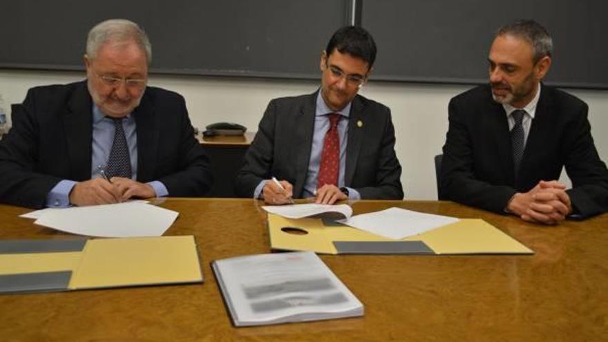 El rector de la UPV y el presidente de la LHIA firmando el convenio en el Campus de Alcoy.