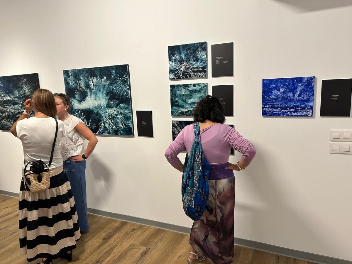 EN IMÁGENES: Inauguración en Villaviciosa de la muestra "La poesía y el mar" de Guillermo Simón
