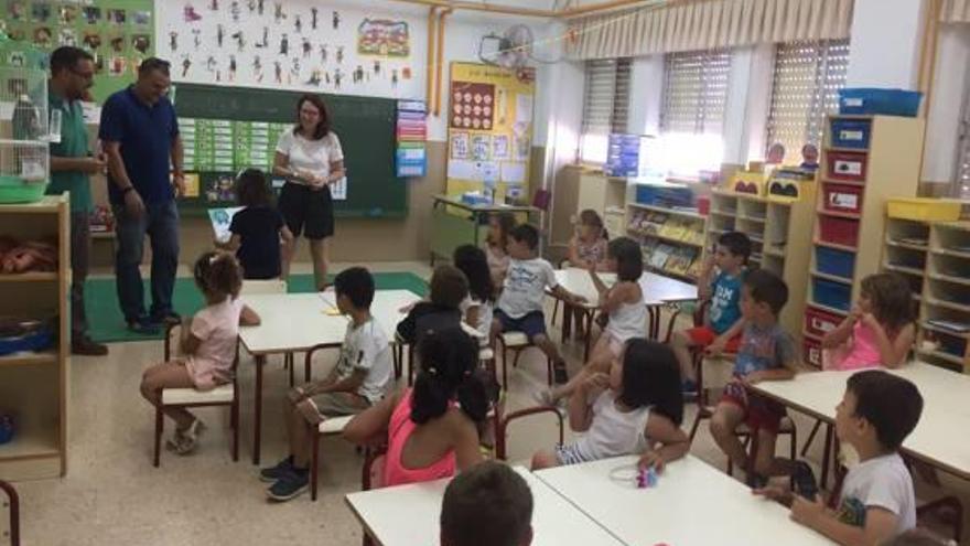 El concejal de Medio Ambiente entregando el premio a una de las aulas en el último día del curso.