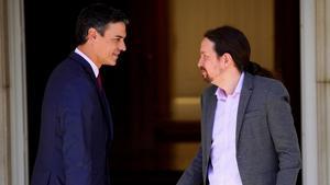 El presidente del Gobierno en funciones, Pedro Sánchez, y el líder de Unidas Podemos, Pablo Iglesias, el pasado 7 de mayo, en la Moncloa.