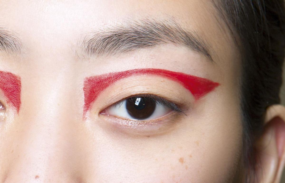 Visto en pasarela, 'todo al rojo': maquillaje del desfile de Prabal Gurung