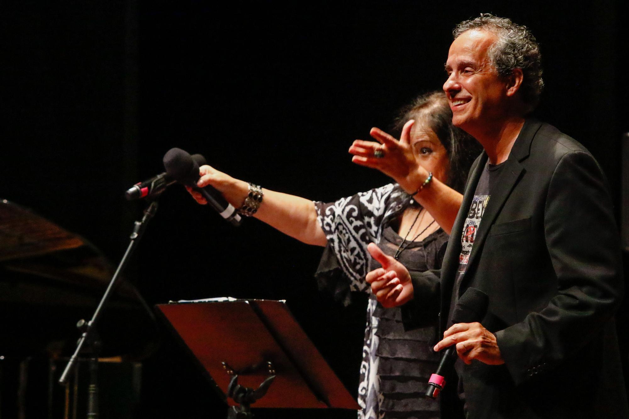 Vilagarcía aplaude el estreno del homenaje a la emigración de Juan Carlos Cambas