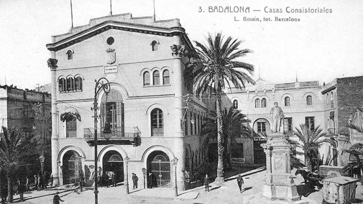 La exposición conmemora los 120 años de Badalona como 'ciudad'.