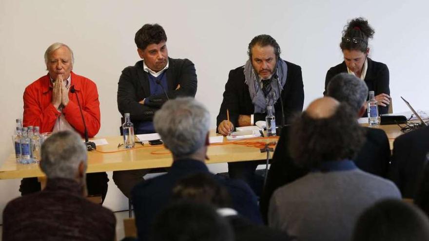 Los cuatro candidatos a hacerse con la dirección del Colegio de Arquitectos en una reunión en Vigo.