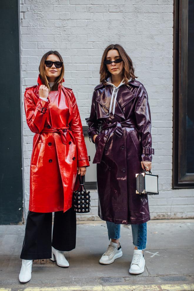 'Twinning' con gabardina-chubasquero en el 'street style' de Londres