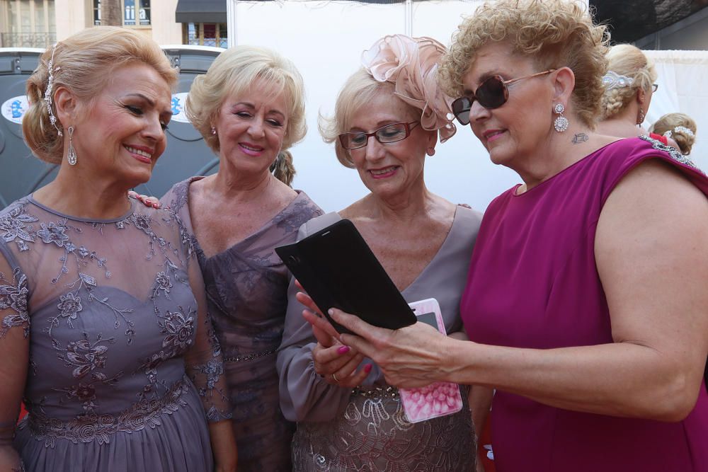 La Pasarela de Moda de la Semana del Mayor ha tenido como protagonistas a 132 modelos de entre 55 y 80 años, que han desfilado en la plaza de La Constitución.