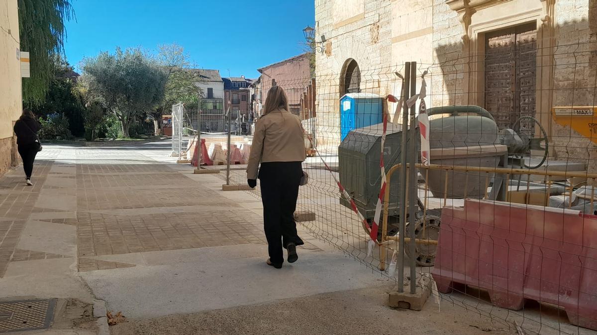 Vista de las obras a punto de concluir en la plaza de Santa Marina de Toro.