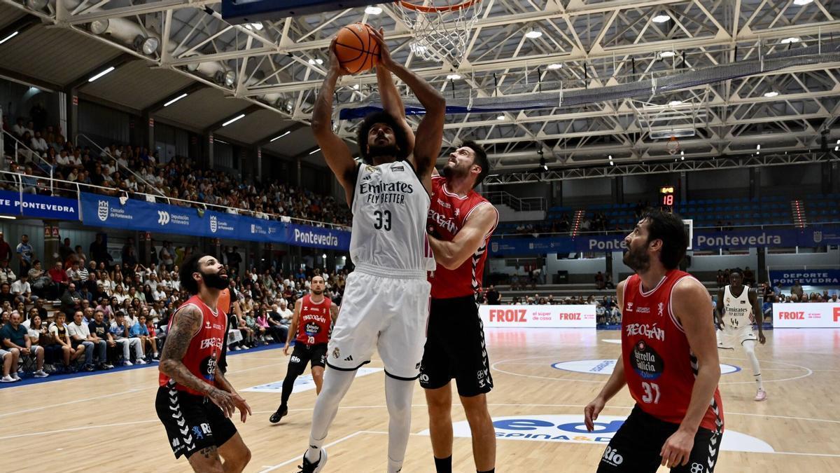 El nuevo pívot del Real Madrid Olivier Sarr intentando encestar en el partido de este sábado.