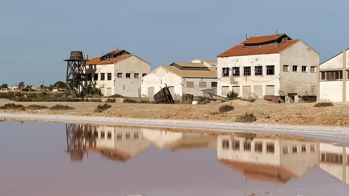 En la imagen de hace unos días se observa el depósito cuba en el suelo  y el deterioro de la cubierta de una de las naves