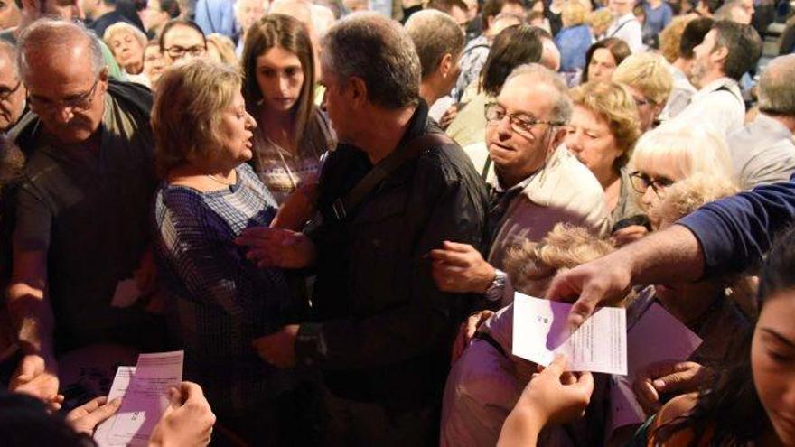 En pocs minuts van «volar» el miler de paperetes que es van repartir ahir a la plaça Sant Domènec