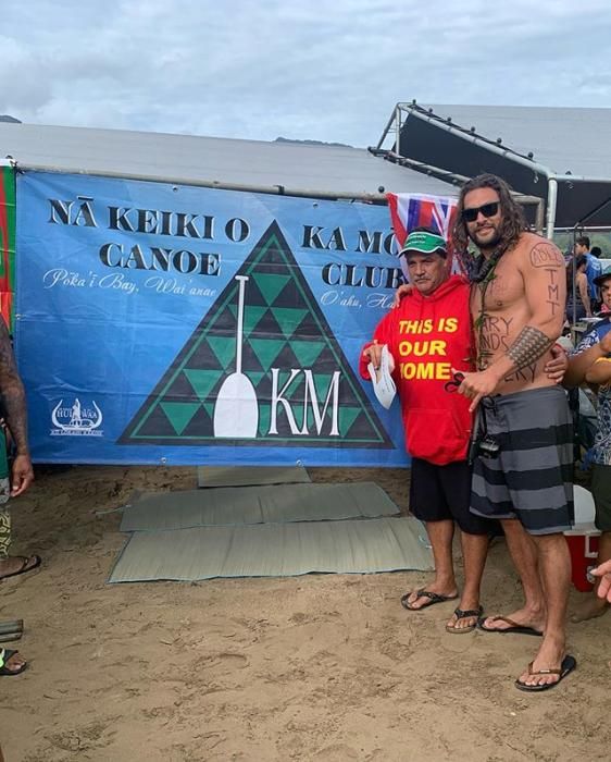 Jason Mamoa se tatua para que el TMT se construya