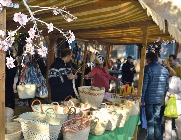 La singular 'Fira de la flor d'ametler' se consolida y seduce a los turistas