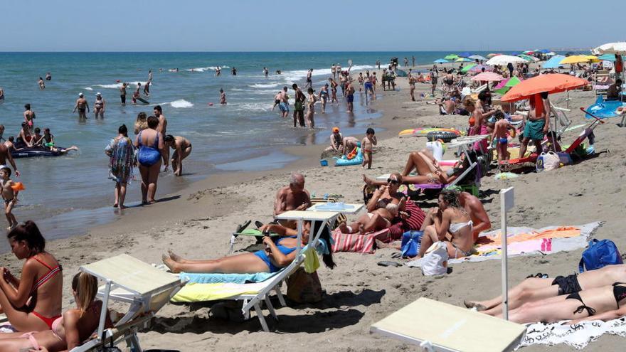 Los bañistas disfrutan en una playa de Roma.