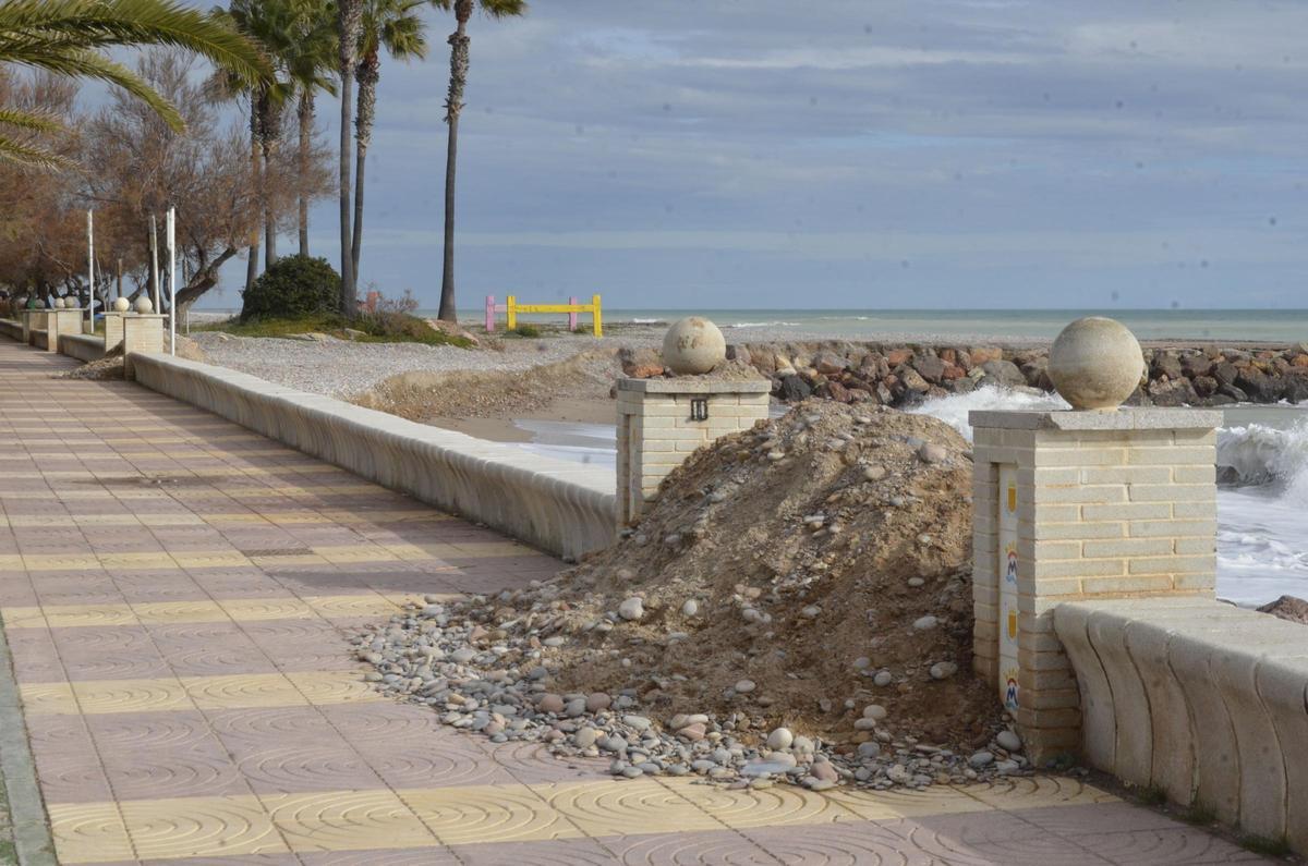 Punto crítico en la playa de Moncofa donde se ha alzado una defensa para proteger el litoral.