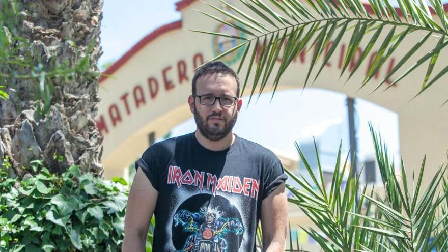 José Luis Mas en la puerta del Centro de Cultura Contemporánea L´Escorxador que le toca volver a poner en el mapa.