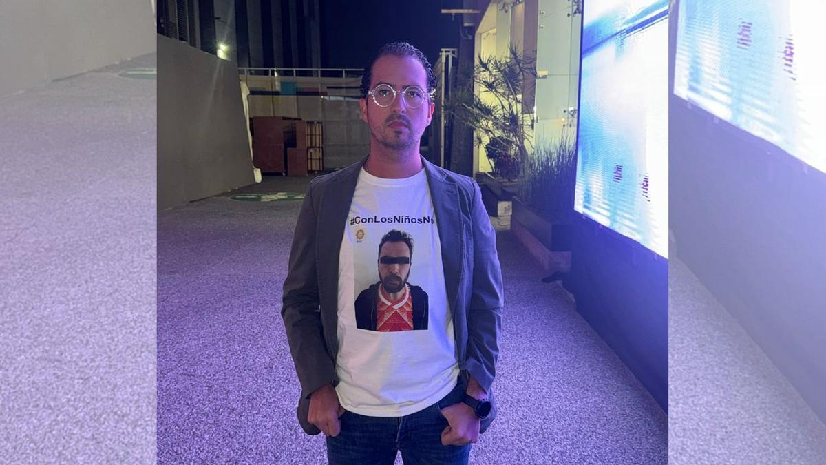 Salvador, con la imagen de su agresor en una camiseta.