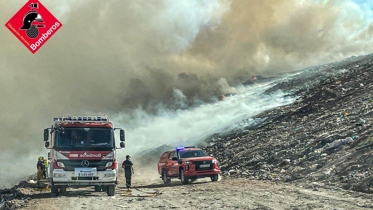 Los bomberos durante sus trabajos en el vertedero de Xixona