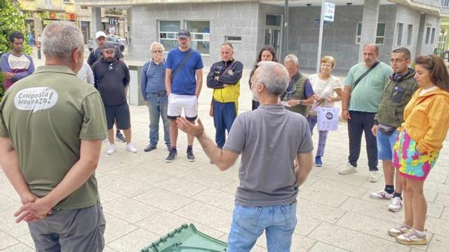 Maestros  composteros de Doa en el acto de la Praza do Concello. | FIRMA