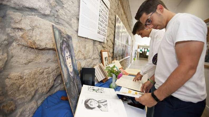 Exposición por las Letras Galegas en la Casa das Letras - La biblioteca municipal de A Estrada, radicada en la Casa das Letras, mantiene  abierta en la actualidad una exposición que ha organizado con motivo de la conmemoración de las Letras Galegas en honor a Antonio Fraguas. La muestra también hace alusión a otros personajes ilustres como Rosalía de Castro. En los últimos días, también agasajó con libros a los usuarios.
Bernabé / Cris M.V.