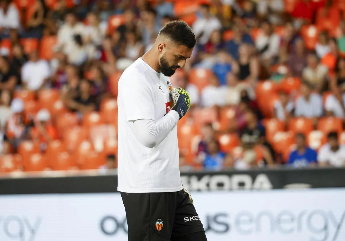 Giorgi Mamardashvili en el calentamiento del Valencia CF - Barça de Liga