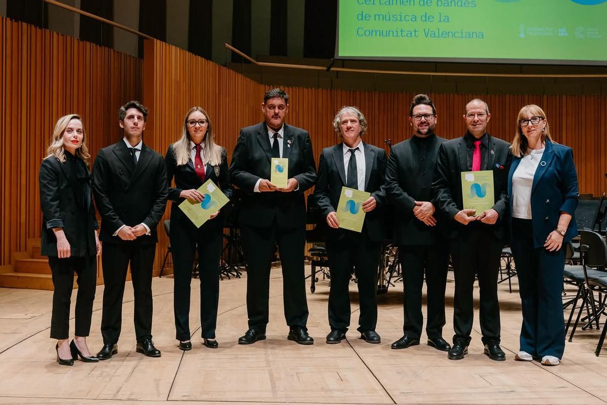 Representantes de la banda recogiendo el premio.