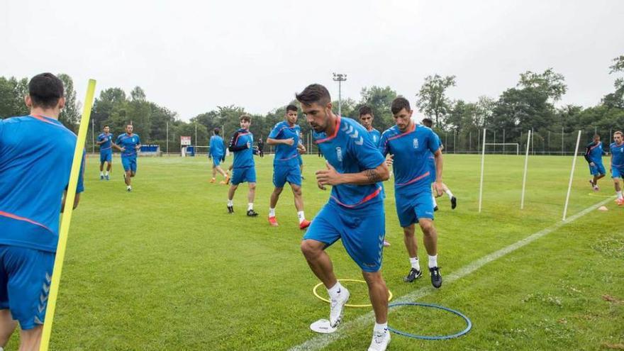 Bautista, en primer término, en los ejercicios físicos previos al trabajo con el balón.