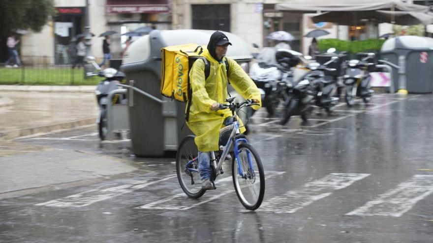 Repartidor de Glovo bajo la lluvia