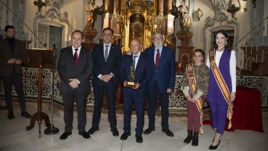 Francisco López recibe la Matrona de la Federación de Peñas Huertanas