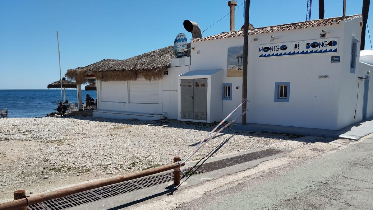 El precinto colocado por la Policía Local para evitar que los coches se metan en la playa