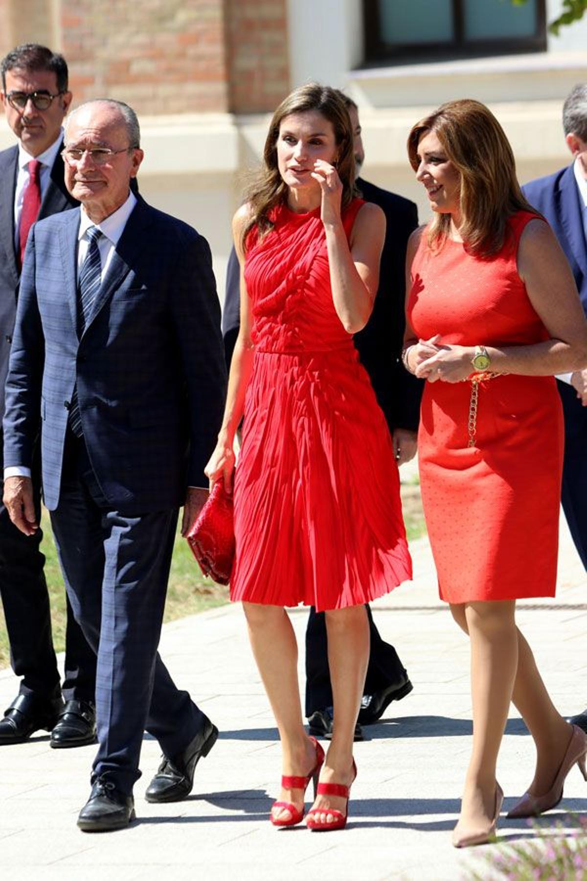 Letizia Ortiz con vestido rojo de Nina Ricci en Málaga junto a Susana Díaz