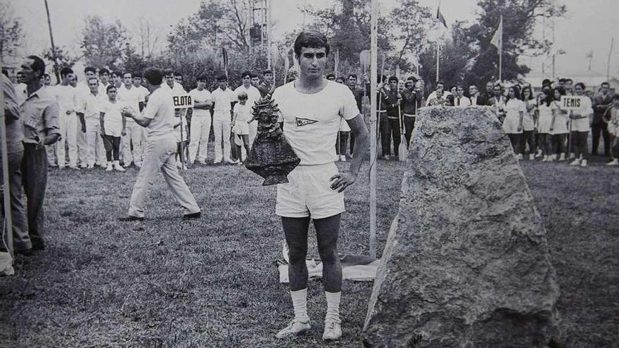 Antonio Sánchez Mondejar con la imagen de la Santina en el acto del inicio de las obras del Grupo en Las Mestas.