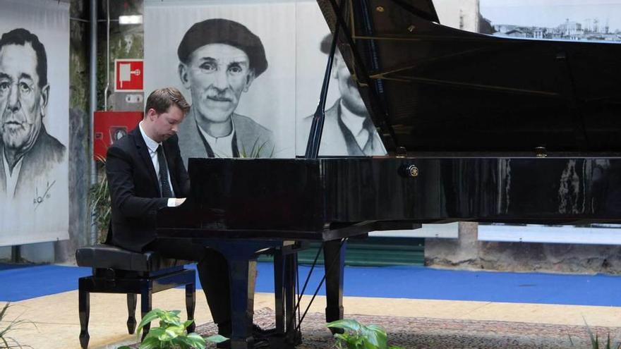 José Ramón García encandila al público con sus clásicos al piano