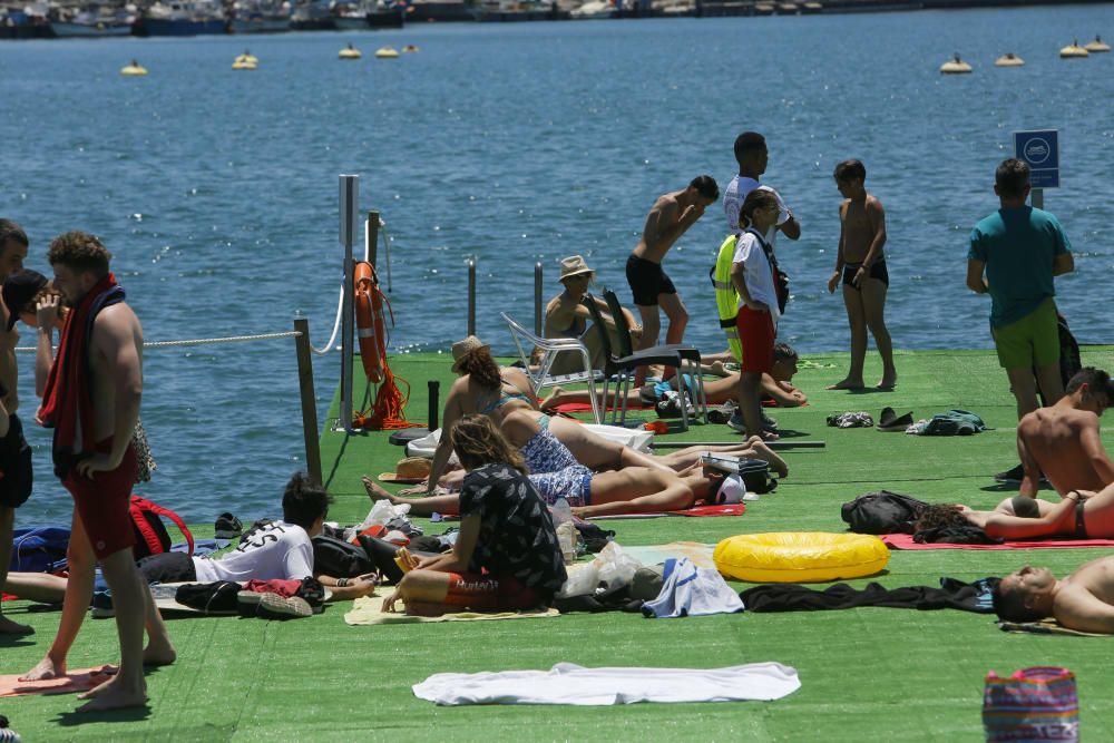 Éxito en el primer fin de semana de la piscina de la Marina de València