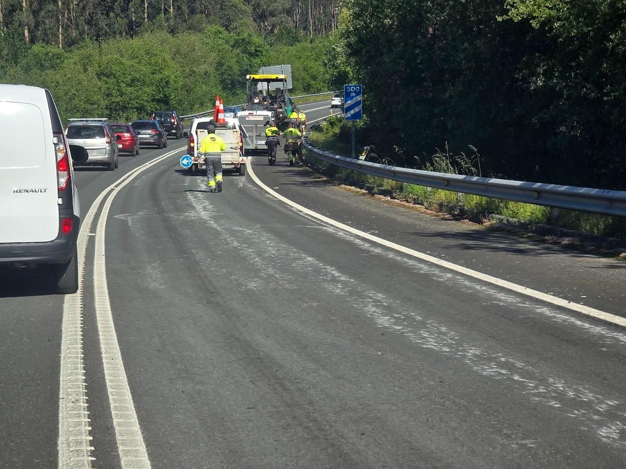 Las obras de "parcheado" en la vía rápida de Sanxenxo, entre la Autovía do Salnés y A Lanzada, están provocando importantes trastornos.