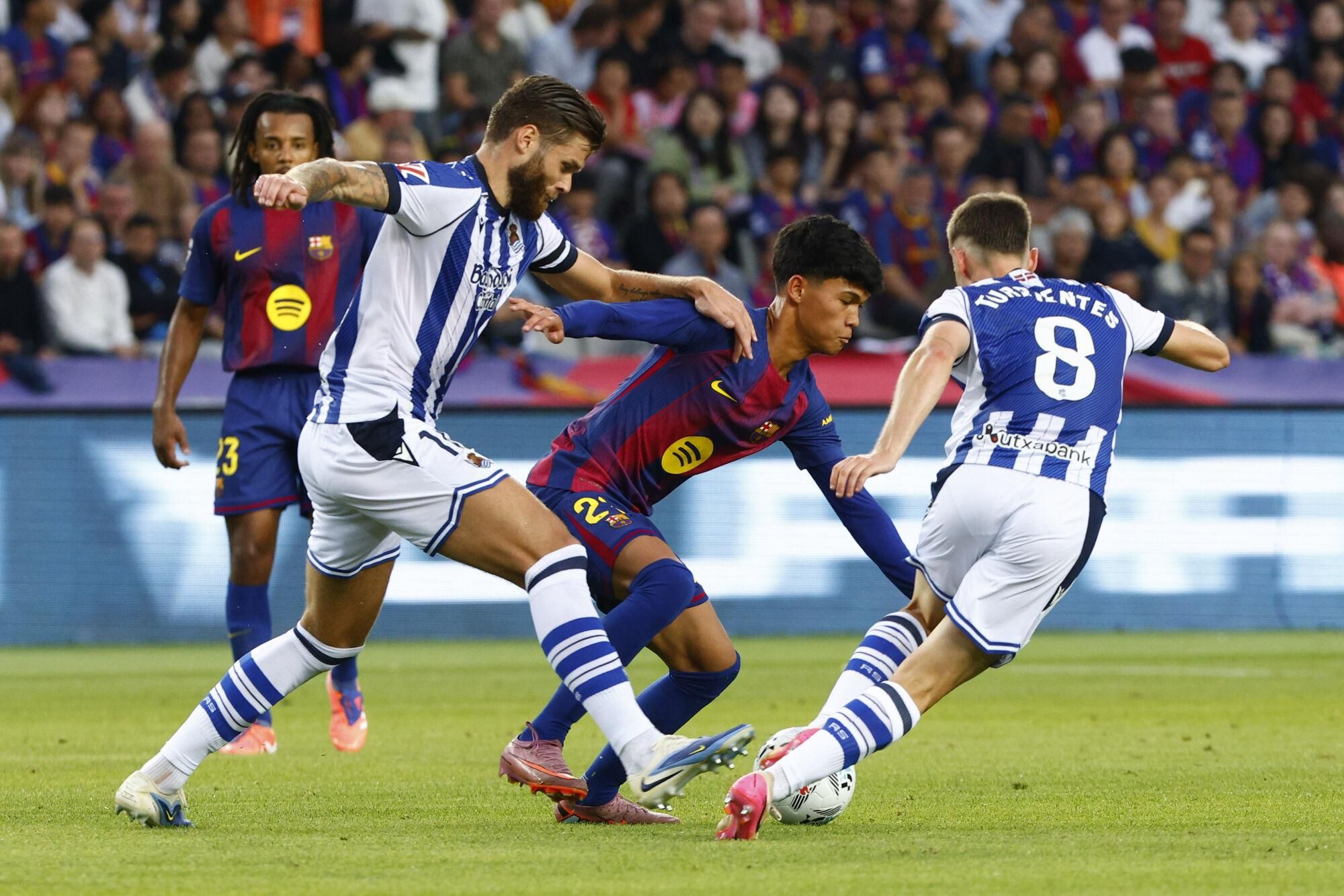 BARCELONA, 28/09/2025.- El delantero del FC Barcelona, Dro Fernández (c), con el balón ante los defensores de la Real Sociedad durante el encuentro correspondiente a la séptima jornada de Liga EA Sports que FC Barcelona y Real Sociedad disputan este domingo en el estadio de Montjuic, en Barcelona. EFE/Quique García.