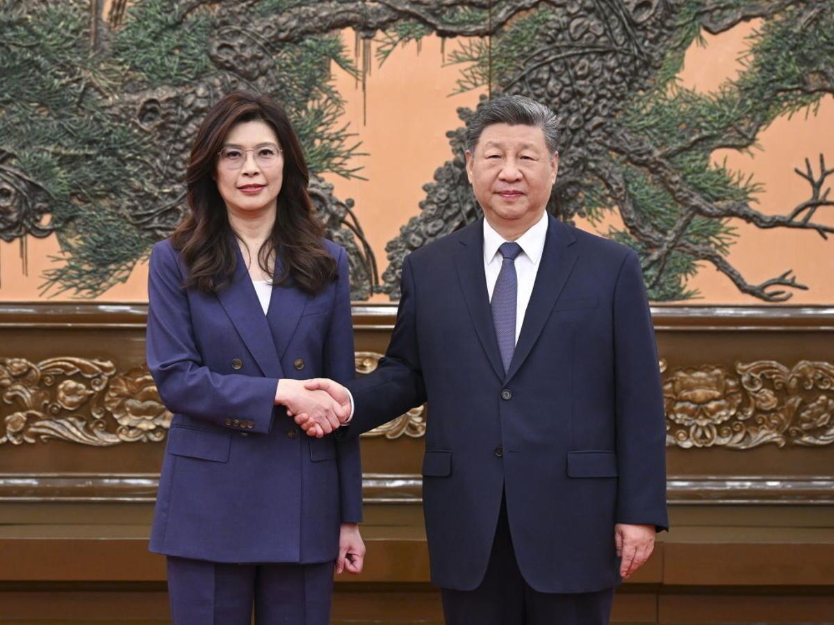 La presidenta del principal partido de la oposición de Taiwán, Cheng Li-wun (i), y el presidente chino, Xi Jinping (d), posando para una fotografía durante su reunión en Pekín, China,