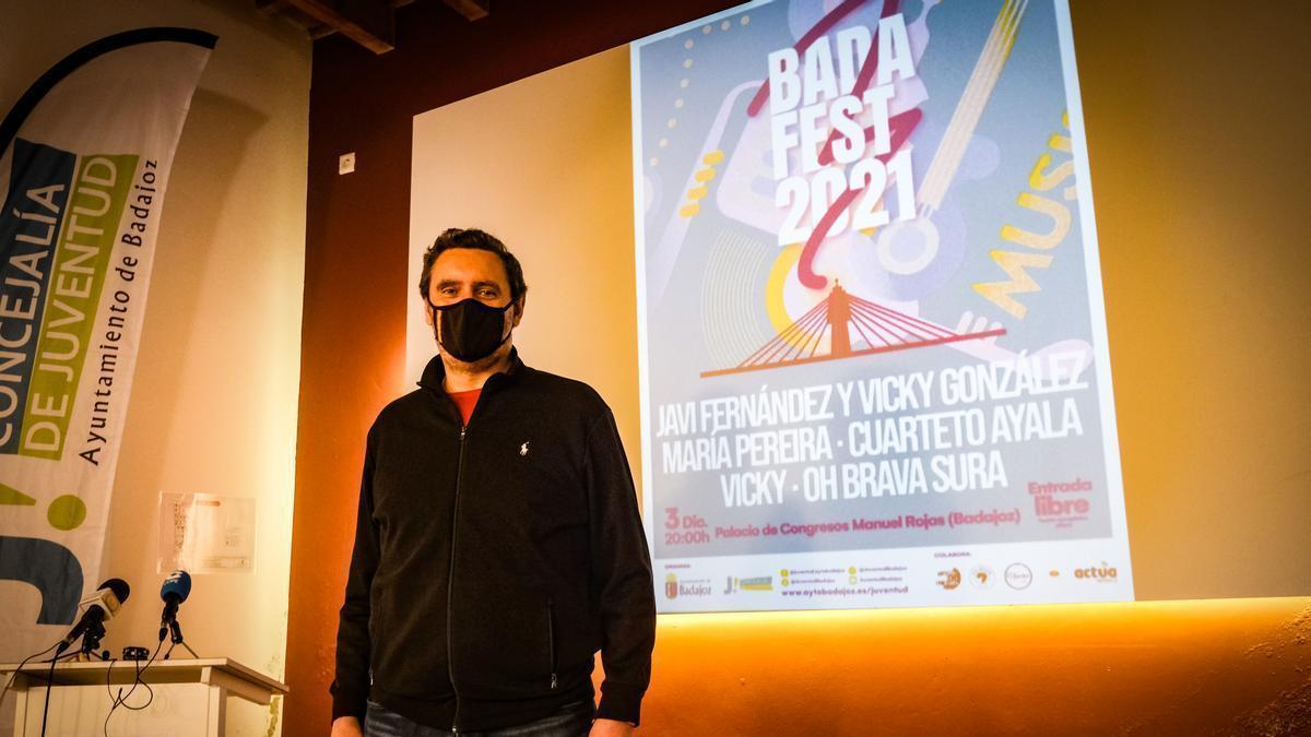 El concejal de Juventud, Juancho Pérez, ayer, en la presentación del cartel de ‘Badafest’.