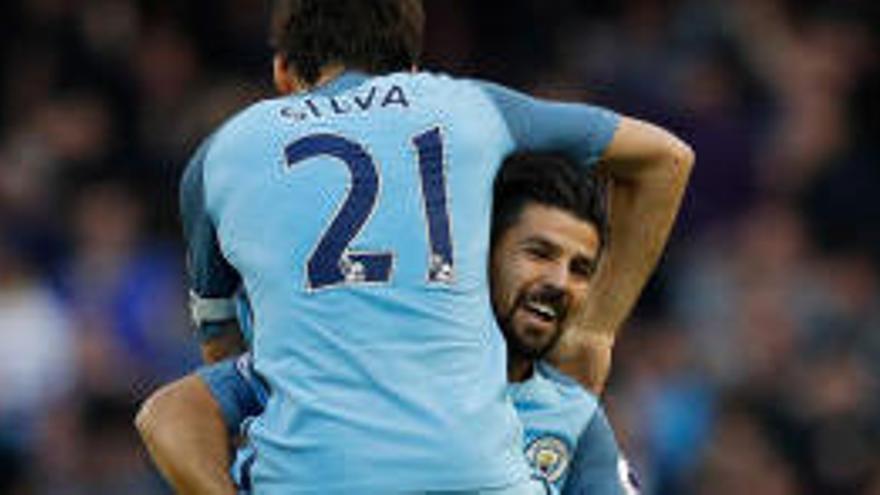 Nolito celebra un gol con Silva.