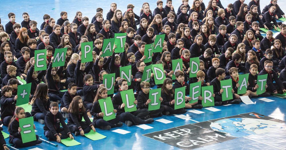 Multitudinario mosaico por la paz en el colegio Agustinos de Alicante