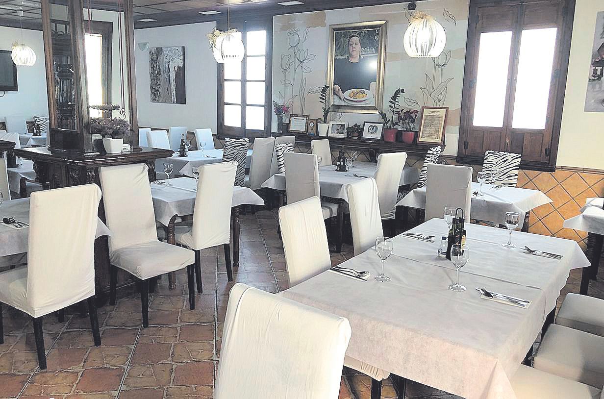 Uno de los salones principales del restaurante La Caña, en Daya Vieja.
