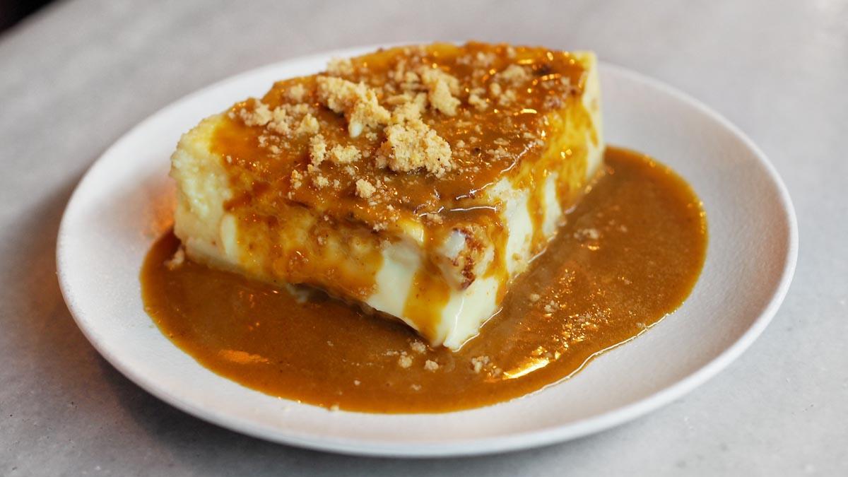 El pastel de Gula Bar llega a la mesa con un manto de tofe de avellanas tostadas.