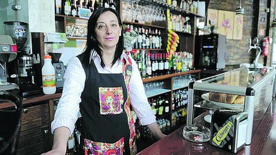 María José Mon, en su nuevo trabajo como hostelera en el barrio ovetense de Pumarín.