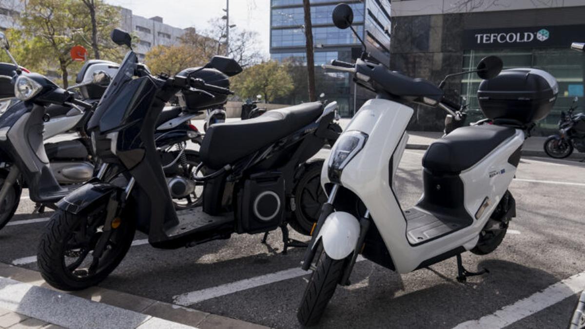 Ciclomotors aparcats en un carrer de Barcelona