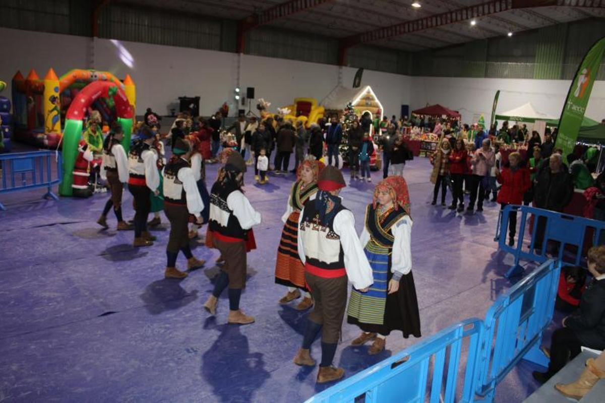 Los bailes tradicionales animan la fiesta. | A. S.
