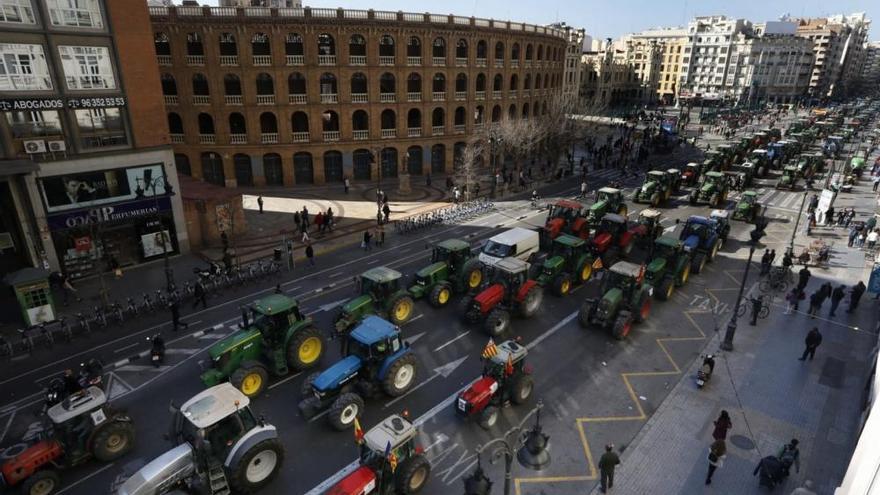 VÍDEO | La tractorada de Valencia a su paso por San Agustín